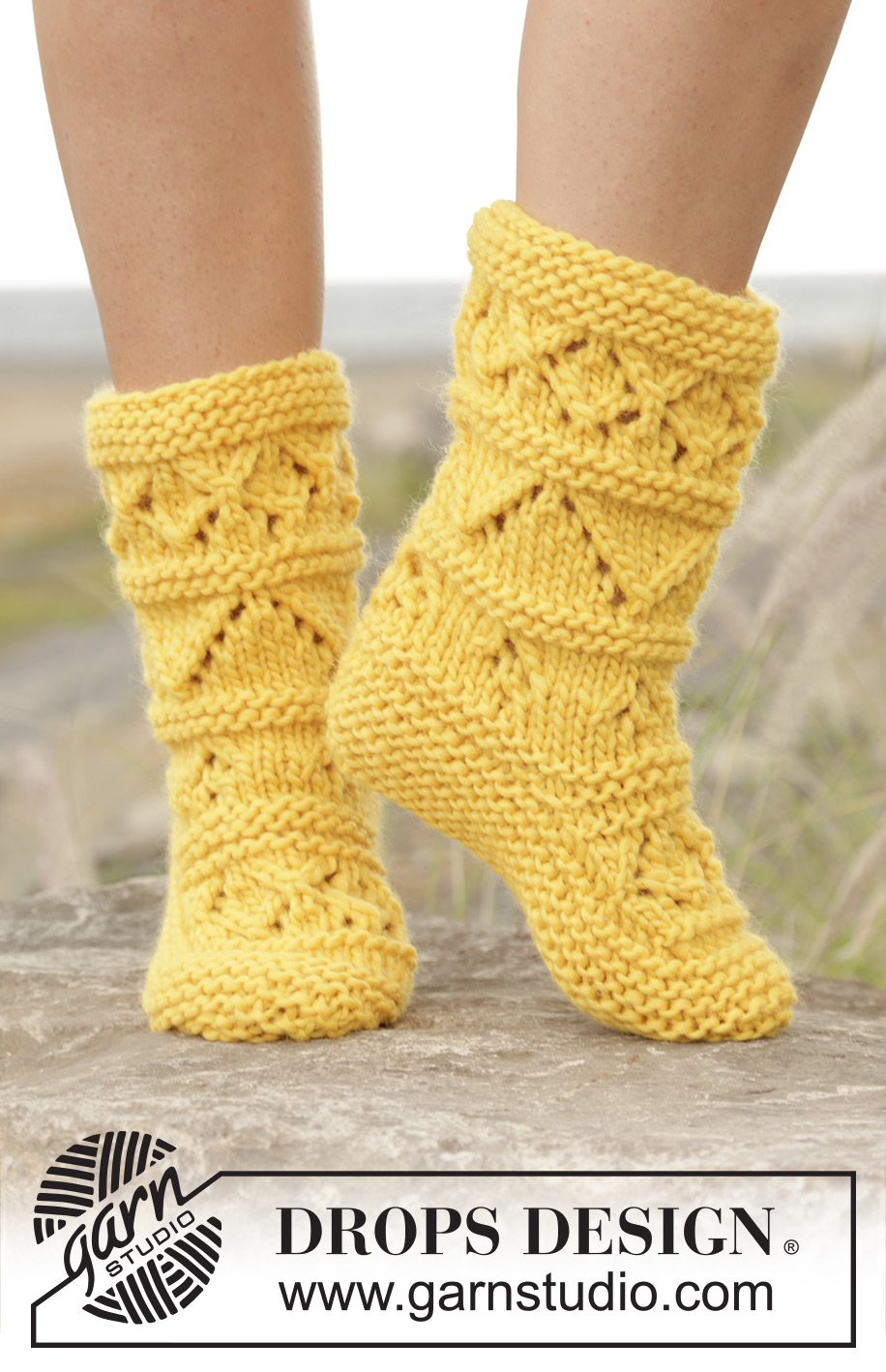 Lemon Twist / DROPS 170-9 - Knitted DROPS slippers with lace pattern in ”Snow”.
