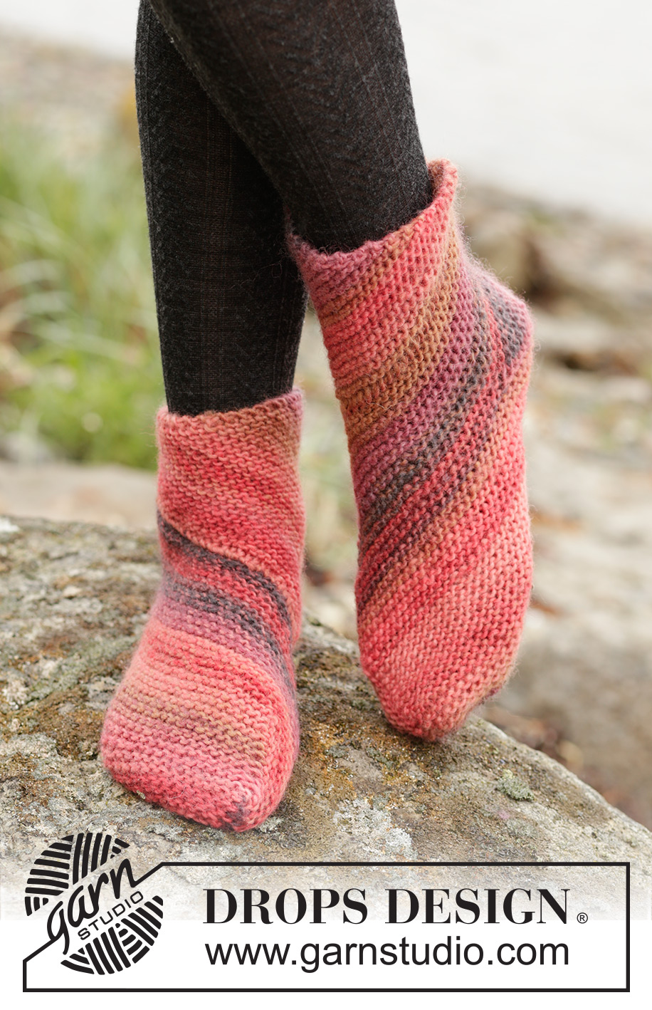 Red Sand / DROPS 171-40 - Kraus rechts diagonal gestrickte DROPS Socken in ”Big Delight”. Größe 35-43.