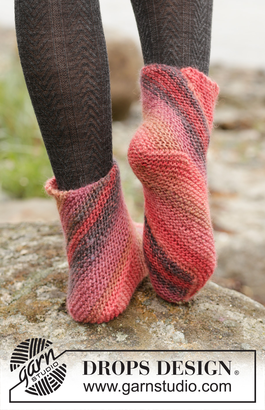 Red Sand / DROPS 171-40 - Kraus rechts diagonal gestrickte DROPS Socken in ”Big Delight”. Größe 35-43.