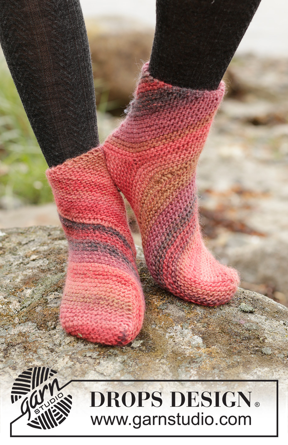 Red Sand / DROPS 171-40 - Kraus rechts diagonal gestrickte DROPS Socken in ”Big Delight”. Größe 35-43.