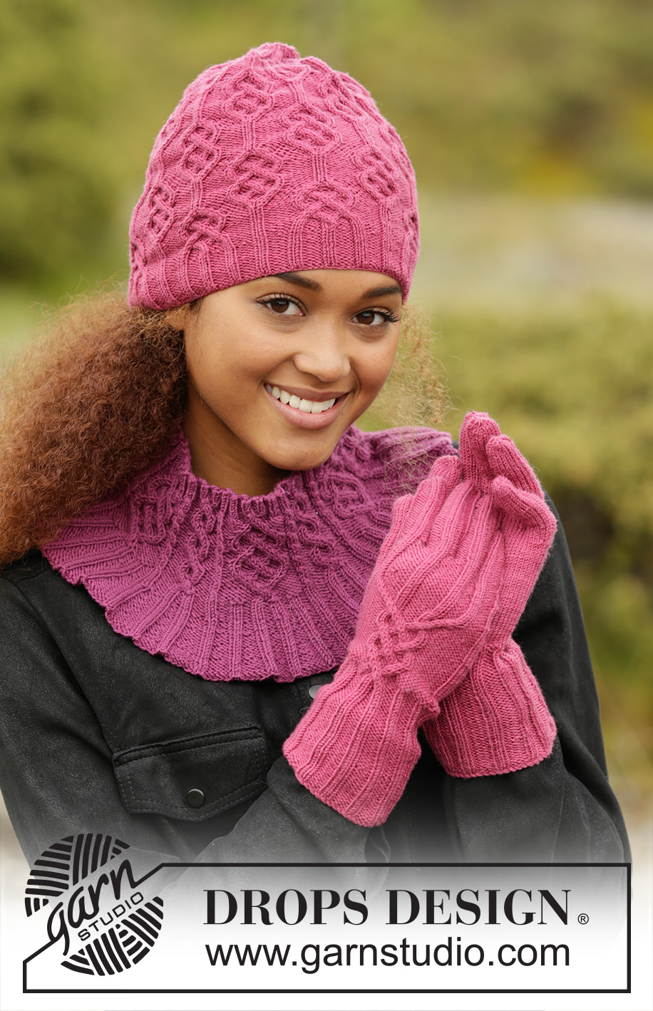 Vadelma / DROPS 172-44 - El conjunto se compone de: Gorro de punto, cuello y guantes DROPS con trenzas en BabyMerino.