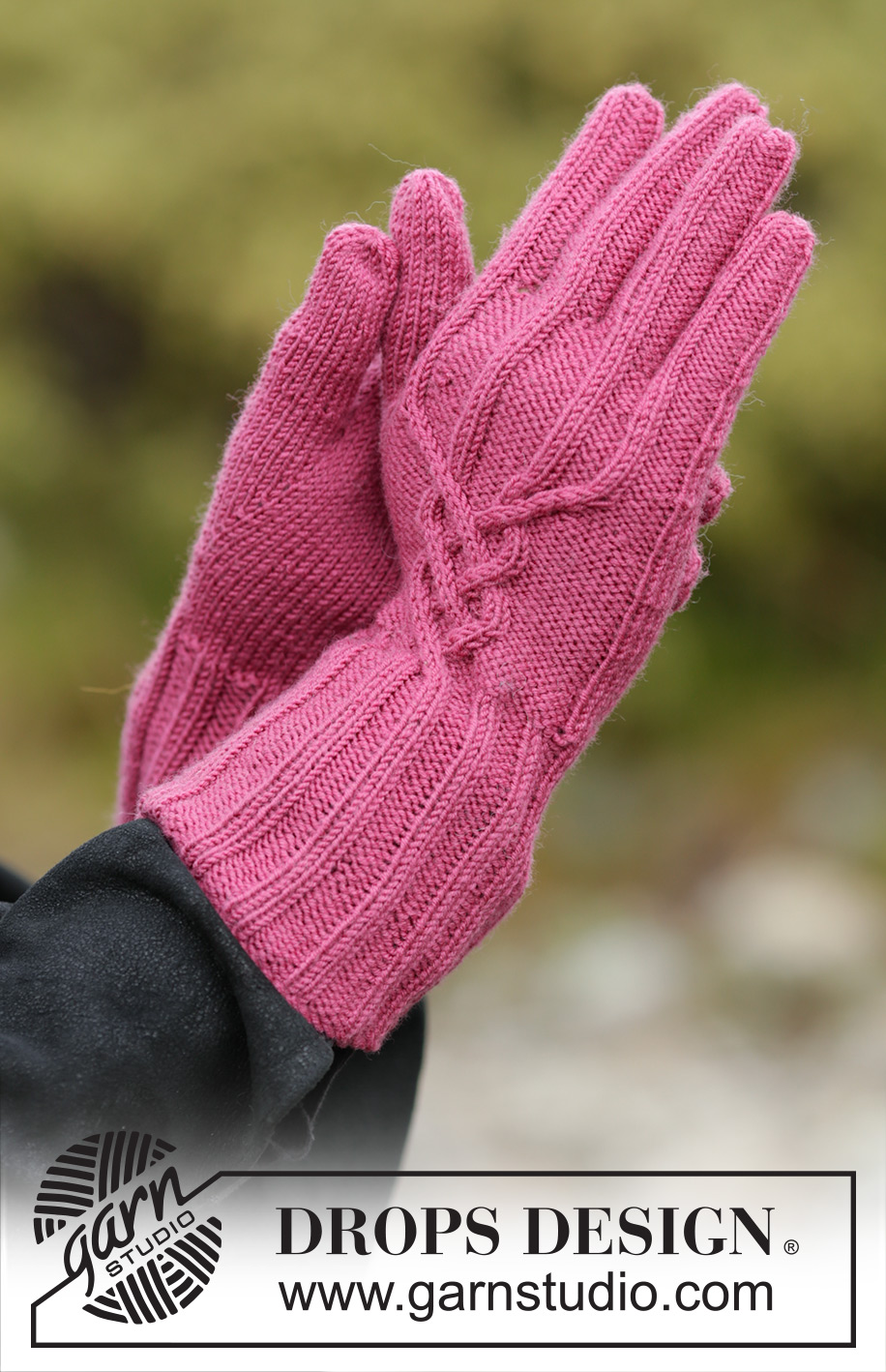 Vadelma / DROPS 172-44 - El conjunto se compone de: Gorro de punto, cuello y guantes DROPS con trenzas en BabyMerino.