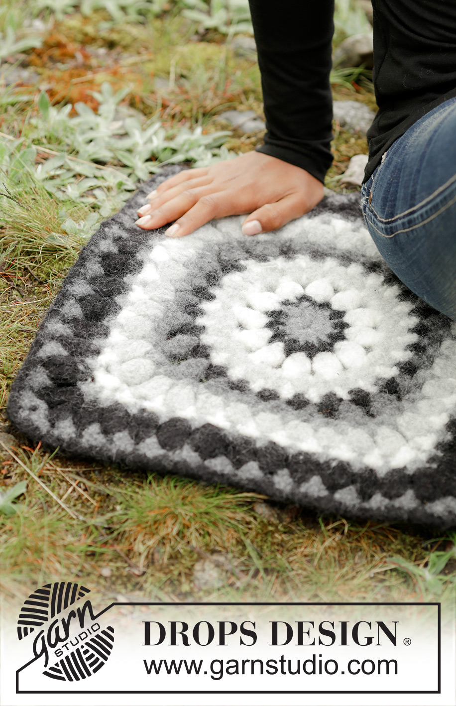 Slate Rose / DROPS 173-20 - Coussin de chaise carré DROPS feutré, au crochet, en Snow.