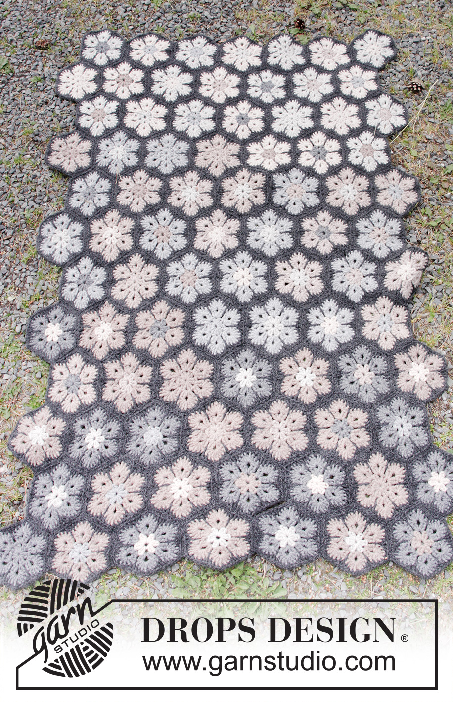 Midnight Flurries / DROPS 173-24 - Heklet DROPS pledd i ”Nepal” med sekskanter.