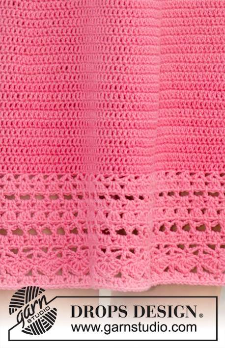 Primrose Dress / DROPS 186-2 - Kleid mit Lochmuster und Rundpasse, gehäkelt von oben nach unten. Größe S - XXXL. Die Arbeit wird gehäkelt in DROPS Cotton Merino.