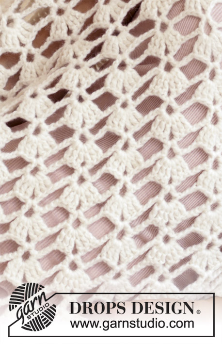 Hymn of Light / DROPS 187-28 - Heklet poncho med viftemønster. Størrelse S - XXXL. Arbeidet er heklet i DROPS Big Merino.