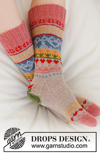 Enchanted Socks / DROPS 189-23 - Knitted socks with multi-coloured pattern. Size 35 to 43 Piece is knitted in DROPS Nord.