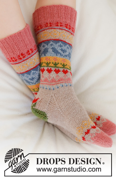 Enchanted Socks / DROPS 189-23 - Knitted socks with multi-coloured pattern. Size 35 to 43 Piece is knitted in DROPS Nord.