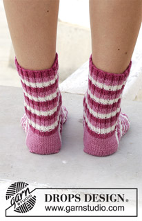 Cherry Waves / DROPS 189-28 - Gestrickte Socken mit Rippenmuster und Streifen. Größe 35-43. Die Arbeit wird gestrickt in DROPS Fabel.
