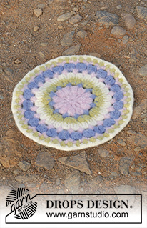 Circular Spring / DROPS 189-3 - Hekluð þæfð sessa með röndum og gatamynstri, hekluð í hring frá miðju og út úr DROPS Snow.