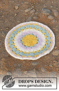 Circular Spring / DROPS 189-3 - Hekluð þæfð sessa með röndum og gatamynstri, hekluð í hring frá miðju og út úr DROPS Snow.