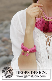 Summer Flair / DROPS 190-11 - Settet består av: Virkat armband och halsband med tofsar. Settet är virkat i DROPS Paris