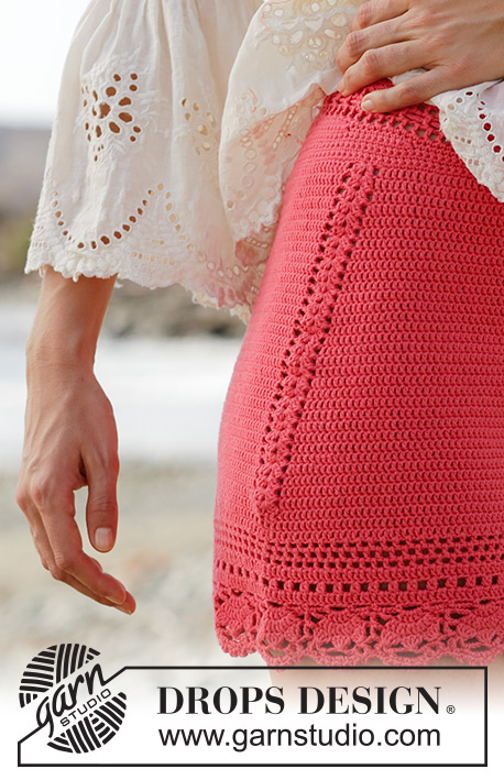 Beach Comfort / DROPS 190-25 - Gehaakte korte broek met kantpatroon. Maat: S - XXXL Het werk wordt gehaakt in DROPS Safran.