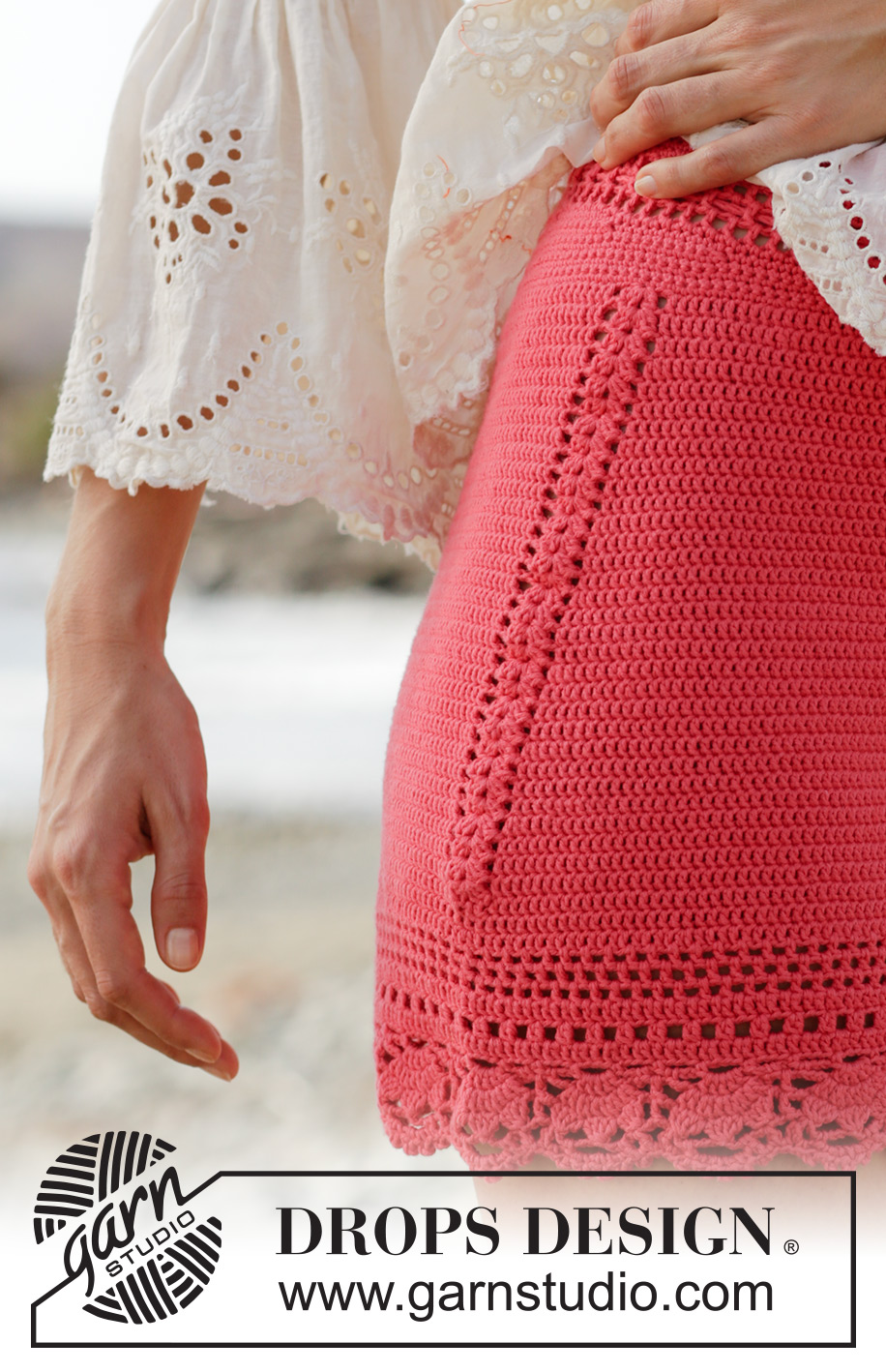 Beach Comfort / DROPS 190-25 - Gehaakte korte broek met kantpatroon. Maat: S - XXXL Het werk wordt gehaakt in DROPS Safran.