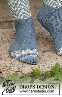 Hurtigruten / DROPS 193-13 - Knitted socks in DROPS Fabel with garter stitch and mosaic pattern. Size 35 to 43