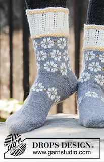 Winter Daisies / DROPS 193-7 - Knitted mittens in DROPS Nord. The piece is worked with Nordic pattern, Latvian cable and lace pattern. Size One-size.
Knitted socks in DROPS Nord. The piece is worked with Nordic pattern, Latvian cable and lace pattern. Sizes 35 – 43.