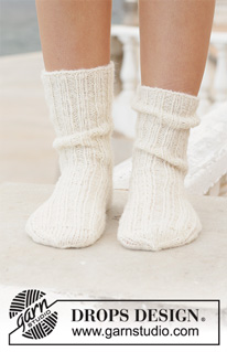 Sandy Feet / DROPS 198-12 - DROPS Fabel ja DROPS Brushed Alpaca Silk lõngadest ülevalt alla kootud soonikuga ja parempidises koes sokid suurustele 35 kuni 43