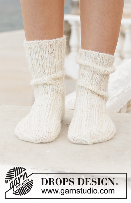 Sandy Feet / DROPS 198-12 - DROPS Fabel ja DROPS Brushed Alpaca Silk lõngadest ülevalt alla kootud soonikuga ja parempidises koes sokid suurustele 35 kuni 43
