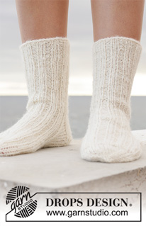 Sandy Feet / DROPS 198-12 - DROPS Fabel ja DROPS Brushed Alpaca Silk lõngadest ülevalt alla kootud soonikuga ja parempidises koes sokid suurustele 35 kuni 43