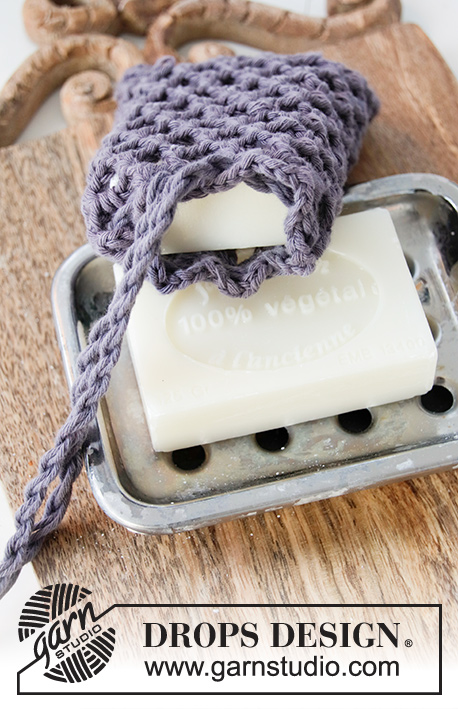 Soap Saver / DROPS 198-33 - Bolsa para sabonete ou tawashi crochetado de cima para baixo com ponto rendado, em DROPS Paris.