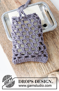 Soap Saver / DROPS 198-33 - Bolsa para sabonete ou tawashi crochetado de cima para baixo com ponto rendado, em DROPS Paris.