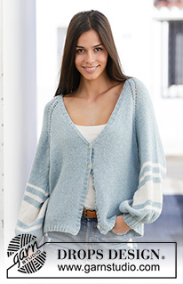 Hamptons Holiday Jacket / DROPS 199-10 - Gestrickte Jacke mit Ballonärmeln in DROPS Sky. Die Arbeit wird von oben nach unten mit Raglan, V-Ausschnitt und Streifen gestrickt. Größe S - XXXL.