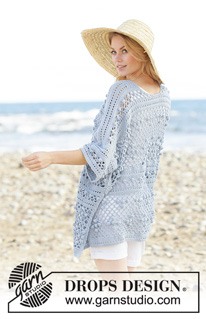 Blue Annabelle / DROPS 199-33 - DROPS Cotton Merino lõngast ülevalt alla heegeldatud pitsmustriga nuppudega ja lõhikutega pikk avar pontšo jakk suurustele S kuni XXXL