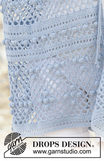 Blue Annabelle / DROPS 199-33 - DROPS Cotton Merino lõngast ülevalt alla heegeldatud pitsmustriga nuppudega ja lõhikutega pikk avar pontšo jakk suurustele S kuni XXXL