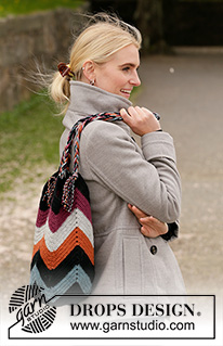 Beach Bonfire Bag / DROPS 203-12 - Crocheted bag with stripes in DROPS Karisma. The piece is worked bottom up with double crochets, in zigzag pattern.