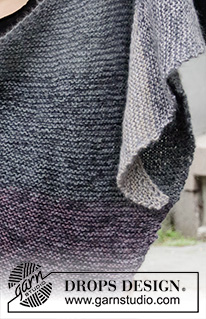 Purple Persuasion / DROPS 203-22 - Chal de punto en DROPS Kid-Silk y DROPS Alpaca. La pieza está tejida diagonalmente con punto musgo y franjas jaspeadas.