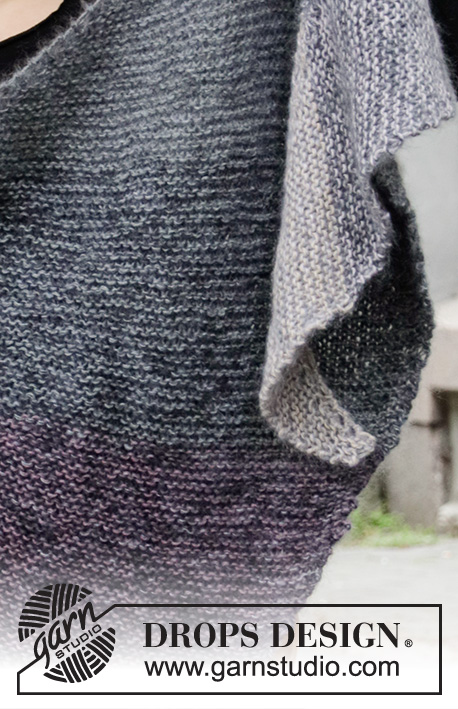 Purple Persuasion / DROPS 203-22 - Chal de punto en DROPS Kid-Silk y DROPS Alpaca. La pieza está tejida diagonalmente con punto musgo y franjas jaspeadas.
