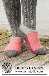 Sorbet Slippers / DROPS 203-23 - Tovede tøfler strikket i DROPS Alaska. Arbeidet strikkes frem og tilbake i et stykke som sys sammen før toving. Størrelse 35-46.