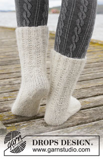 Winter Wanderers / DROPS 203-31 - Prjónaðir sokkar með áferðamynstri úr 1 þræði DROPS Brushed Alpaca Silk og 1 þræði DROPS Fabel. Stærð 35-43.