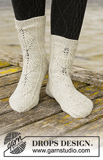 Mermaid Tales / DROPS 203-32 - Strikkede sokker i DROPS Fabel. Arbeidet strikkes ovenfra og ned med bladmønster i halvpatent. Størrelse 35 - 43.