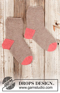 Tippy Toe / DROPS 203-36 - Gestrickte Socken in DROPS Nepal. Die Arbeit wird von oben nach unten mit Rippenmuster, glatt rechts und mit traditioneller Ferse gestrickt. Größe 35-43.