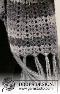 Snowflake Obsidian / DROPS 204-28 - Estola a ganchillo en DROPS Big Delight y DROPS Kid-Silk. La pieza está elaborada con abanicos.