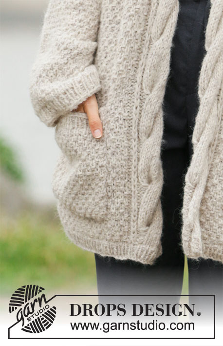 True North / DROPS 206-25 - Strikket lang jakke i DROPS Sky og DROPS Brushed Alpaca Silk. Arbejdet strikkes med perlestrik, snoninger og lommer. Størrelse S - XXXL.