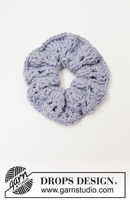 Seaside Scrunchie / DROPS 209-12 - Hæklet hårelastik / scrunchie i DROPS Merino Extra Fine.