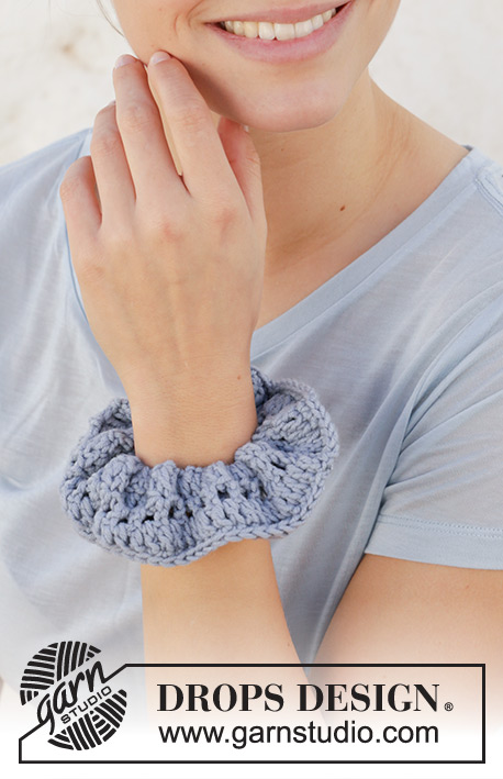 Seaside Scrunchie / DROPS 209-12 - Hæklet hårelastik / scrunchie i DROPS Merino Extra Fine.