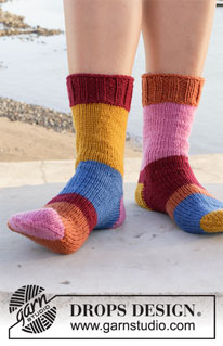 Clown Around / DROPS 209-18 - Stickade sockor med ränder i 2 trådar DROPS Fabel. Storlek 35 - 43