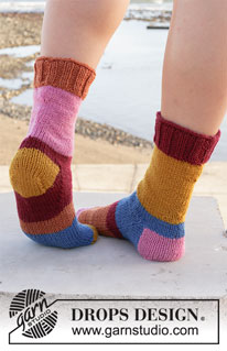 Clown Around / DROPS 209-18 - Stickade sockor med ränder i 2 trådar DROPS Fabel. Storlek 35 - 43