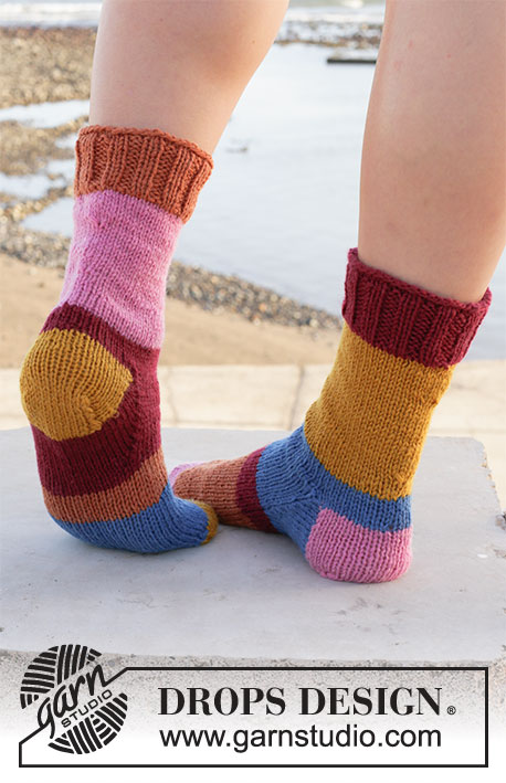 Clown Around / DROPS 209-18 - Stickade sockor med ränder i 2 trådar DROPS Fabel. Storlek 35 - 43