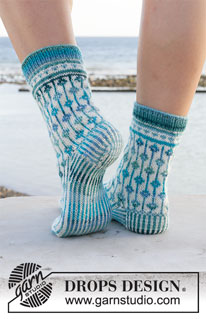 Diamond Seas / DROPS 209-21 - Gestrickte Socken mit mehrfarbigem Muster in DROPS Fabel. Größe 35 - 43.