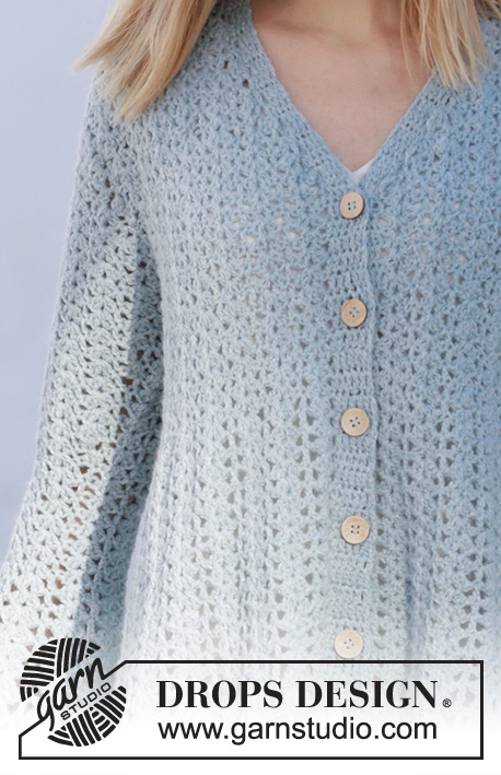 Mermaid Magic Jacket / DROPS 210-8 - DROPS Sky lõngast ülevalt alla heegeldatud alt laienev lehvikumustriga ja laienevate kellukese varrukatega kardigan suurustele XS/S kuni XXXL