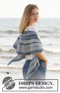 Seascape Wrap / DROPS 211-22 - Gestricktes Tuch in DROPS Fabel. Die Arbeit wird in Hin- und Rück-Reihen mit Krausrippen und Lochmusterstreifen gestrickt.
