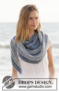 Seascape Wrap / DROPS 211-22 - Gestricktes Tuch in DROPS Fabel. Die Arbeit wird in Hin- und Rück-Reihen mit Krausrippen und Lochmusterstreifen gestrickt.