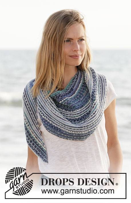 Seascape Wrap / DROPS 211-22 - Gestricktes Tuch in DROPS Fabel. Die Arbeit wird in Hin- und Rück-Reihen mit Krausrippen und Lochmusterstreifen gestrickt.