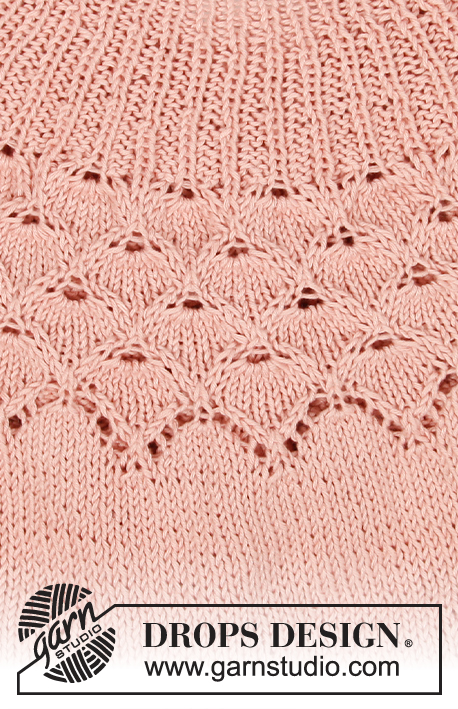 Alberta Rose / DROPS 212-5 - Strikket bluse med rundt bærestykke i DROPS Safran. Arbejdet strikkes oppefra og ned med hulmønster, bladmønster og ¾ lange ærmer. Størrelse S - XXXL.