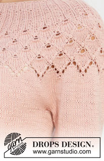 Alberta Rose / DROPS 212-5 - Strikket bluse med rundt bærestykke i DROPS Safran. Arbejdet strikkes oppefra og ned med hulmønster, bladmønster og ¾ lange ærmer. Størrelse S - XXXL.