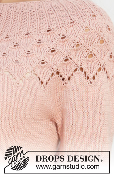 Alberta Rose / DROPS 212-5 - Strikket bluse med rundt bærestykke i DROPS Safran. Arbejdet strikkes oppefra og ned med hulmønster, bladmønster og ¾ lange ærmer. Størrelse S - XXXL.